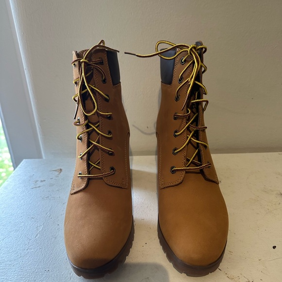 BRAND NEW -IN THE BOX - size 9 ladies high heel Timberland work boots - Picture 3 of 4